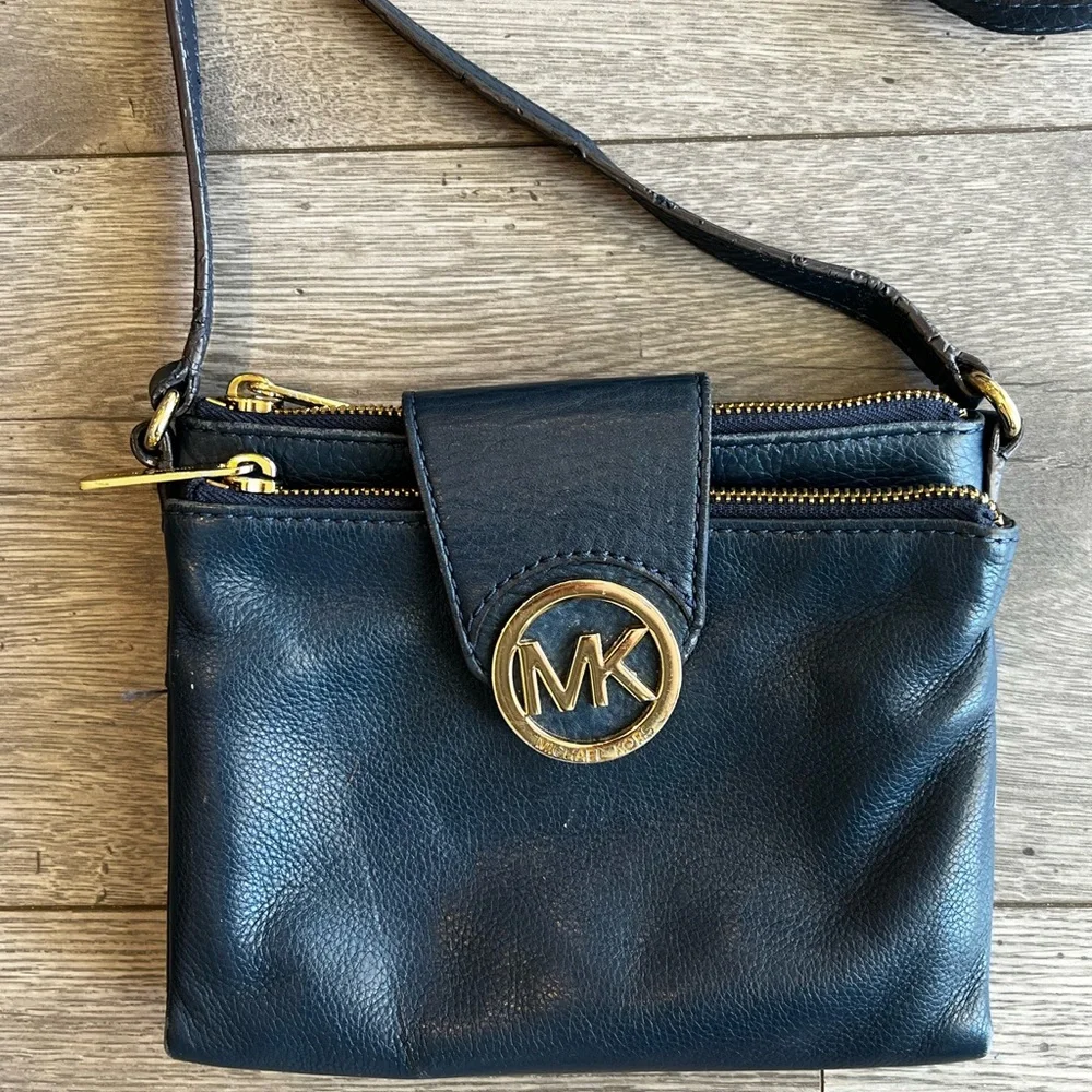 Michael Kors Navy Leather Crossbody Purse Well Loved Zipper Pockets Snap Pockets